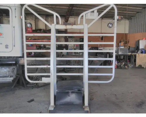 PETERBILT 378 HEADACHE RACK