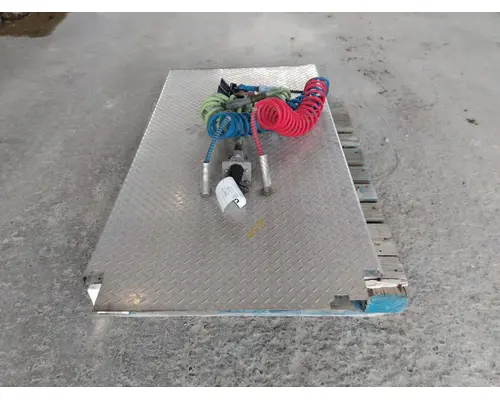 PETERBILT 379 DECK (CATWALK) STEP