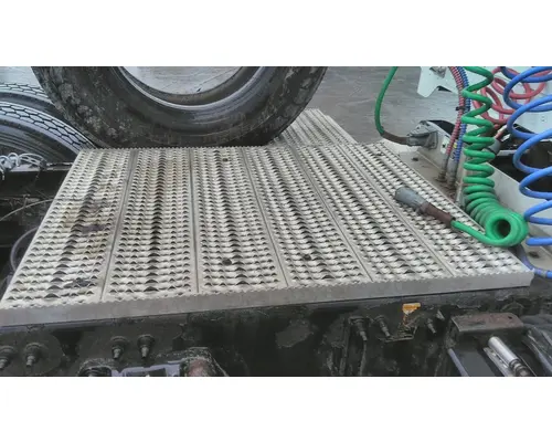 PETERBILT 382 DECK (CATWALK) STEP