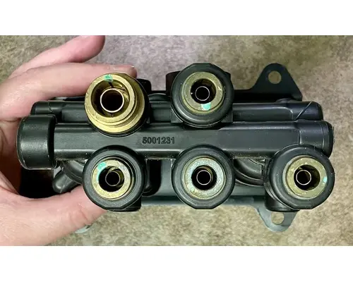 PETERBILT 384 Air Brake Dash Valve