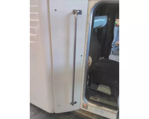 PETERBILT 384 CAB HANDLE