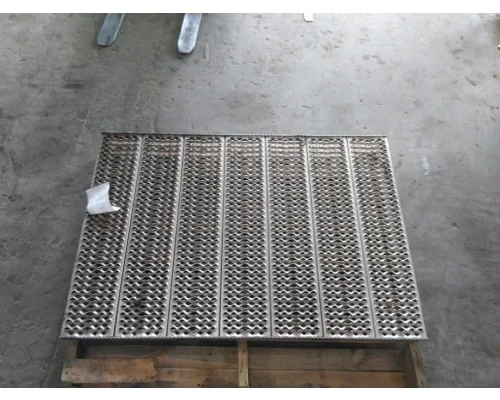 PETERBILT 384 DECK (CATWALK) STEP