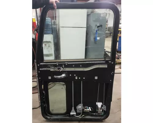 PETERBILT 384 Door Assembly, Front