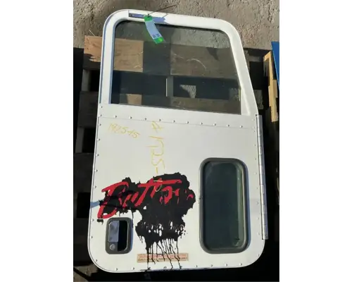 PETERBILT 384 Door Assembly, Front