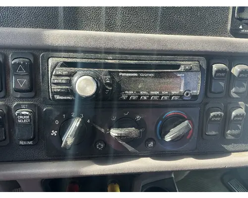 PETERBILT 384 Radio