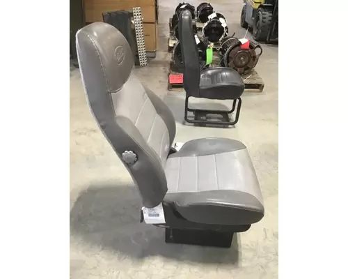 PETERBILT 384 SEAT, FRONT