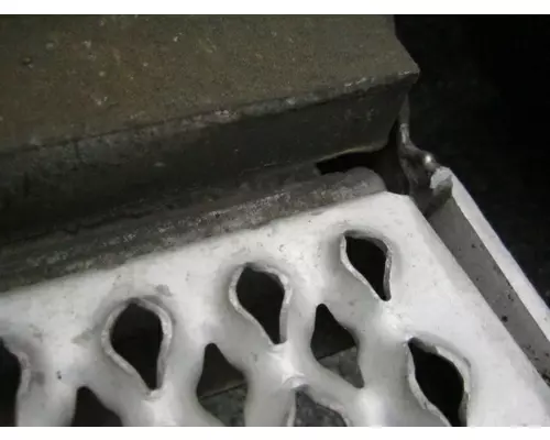 PETERBILT 385 BATTERY BOX