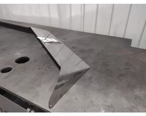 PETERBILT 385 CAB CLIP