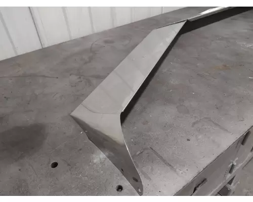 PETERBILT 385 CAB CLIP