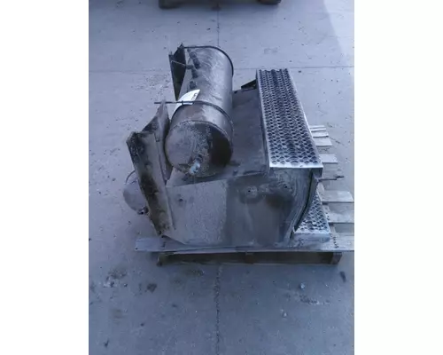 PETERBILT 386 BATTERY BOX STEP