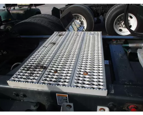 PETERBILT 386 DECK (CATWALK) STEP
