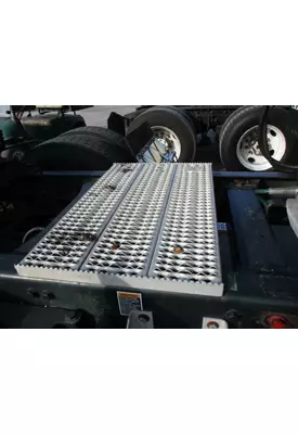 PETERBILT 386 DECK (CATWALK) STEP