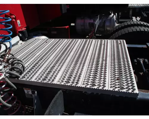 PETERBILT 386 DECK (CATWALK) STEP
