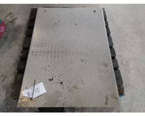 PETERBILT 386 DECK (CATWALK) STEP