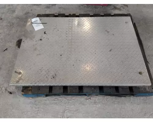 PETERBILT 386 DECK (CATWALK) STEP