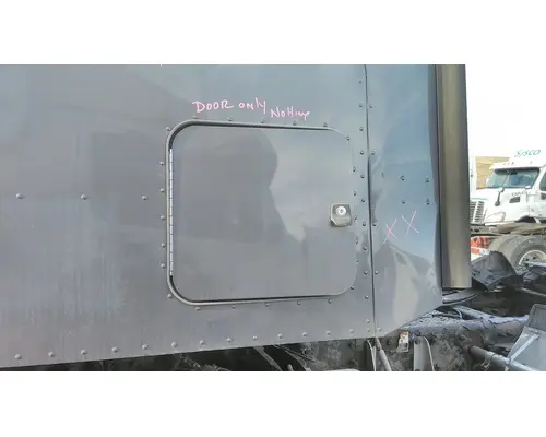 PETERBILT 386 DOOR, COMPARTMENT