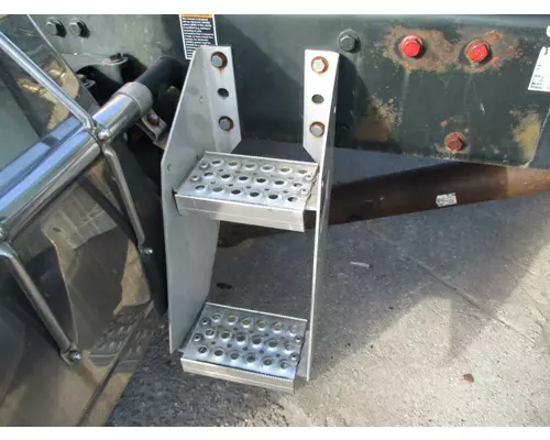 PETERBILT 386 FRAME STEP
