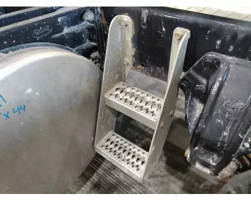 PETERBILT 386 FRAME STEP