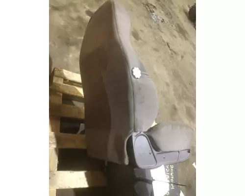 PETERBILT 386 SEAT, FRONT