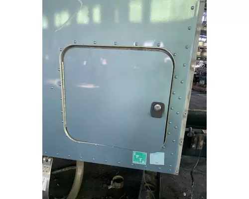 PETERBILT 386 Sleeper Door