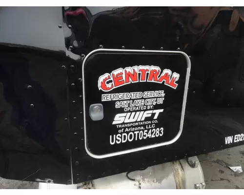 PETERBILT 386 Sleeper Door