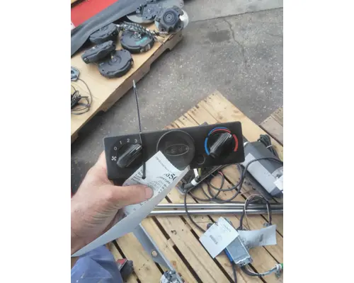PETERBILT 386 TEMPERATURE CONTROL