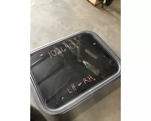 PETERBILT 387 Back Glass