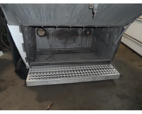 PETERBILT 387 Battery Tray