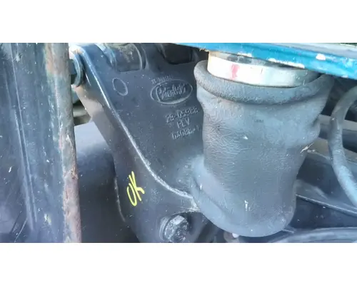 PETERBILT 387 CAB MOUNT,BRACKET