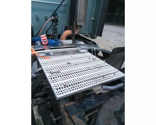 PETERBILT 387 DECK (CATWALK) STEP
