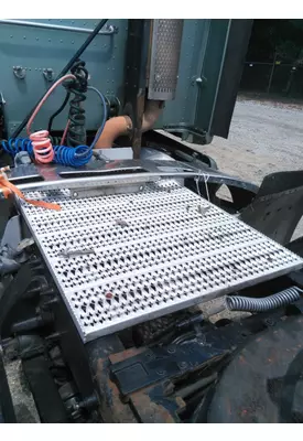 PETERBILT 387 DECK (CATWALK) STEP