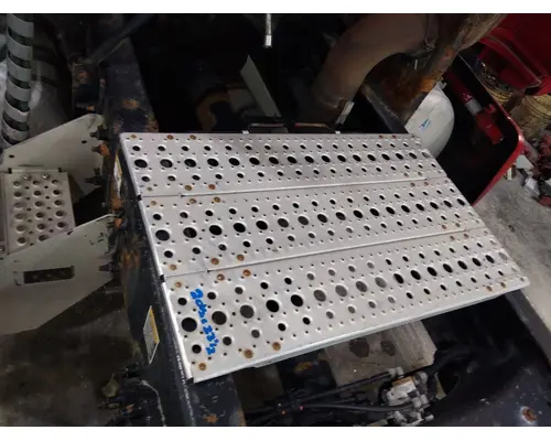 PETERBILT 387 DECK (CATWALK) STEP