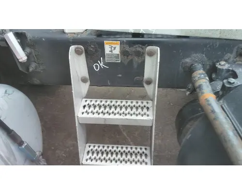 PETERBILT 387 FRAME STEP