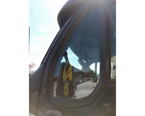 PETERBILT 387 GLASS, DOOR VENT, FRONT