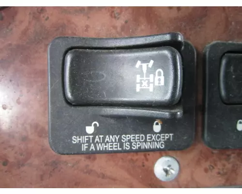 PETERBILT 387 INTERAXLE LOCK SWITCH