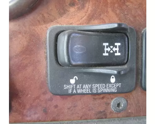 PETERBILT 387 INTERAXLE LOCK SWITCH