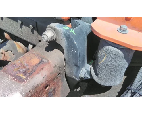 PETERBILT 388 CAB MOUNT,BRACKET