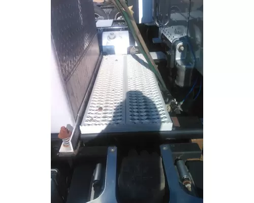 PETERBILT 388 DECK (CATWALK) STEP