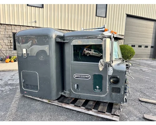 PETERBILT 389 Cab