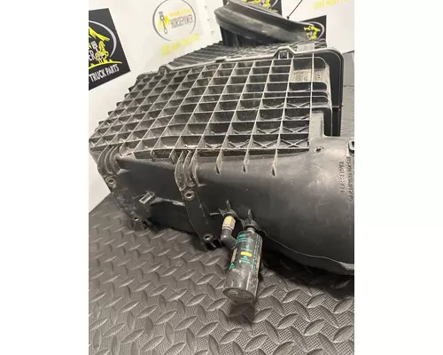 PETERBILT 567 Air Cleaner
