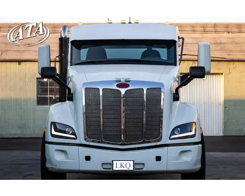 PETERBILT 567 CAB CLIP