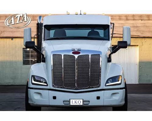PETERBILT 567 CAB CLIP