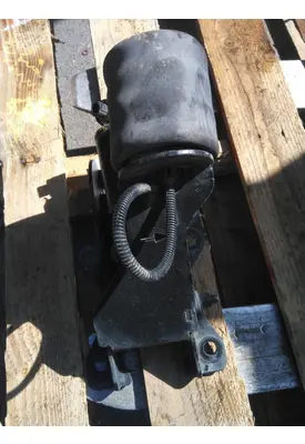 PETERBILT 567 CAB MOUNT,BRACKET