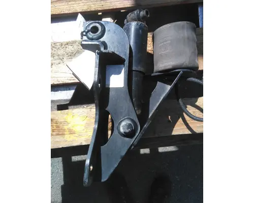 PETERBILT 567 CAB MOUNT,BRACKET