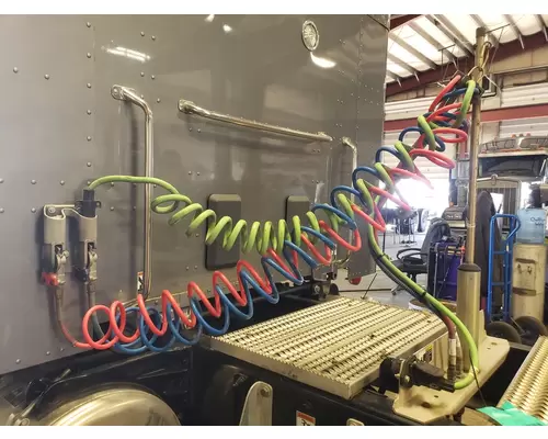 PETERBILT 567 POGO stick, Airelectrical line mount
