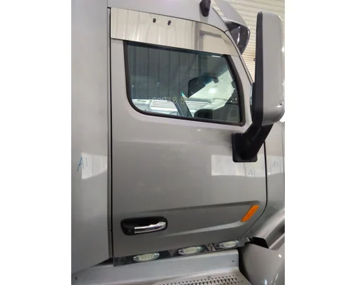PETERBILT 579 2013-2022 DOOR ASSEMBLY, FRONT