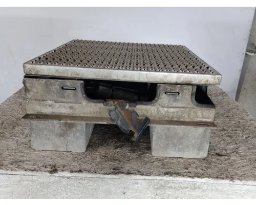 PETERBILT 579 BATTERY BOX