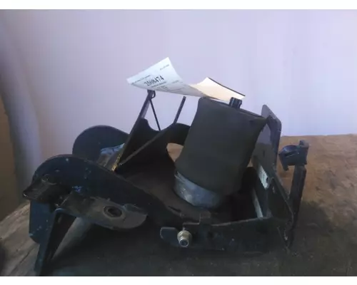 PETERBILT 579 CAB MOUNT,BRACKET