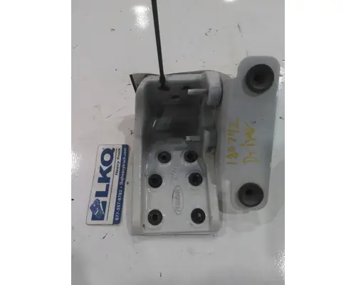 PETERBILT 579 CAB MOUNT,BRACKET