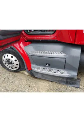 PETERBILT 579 CAB SKIRT/SIDE FAIRING